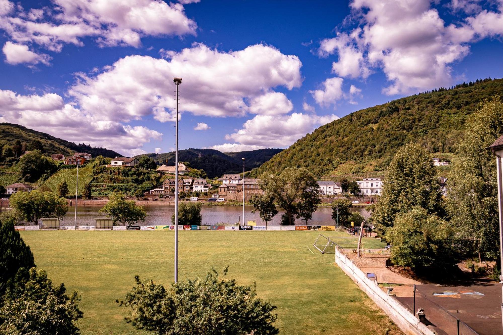 Traumaussicht Kamin Balkon Burgblick 65 Zoll Tv Netflix Sky Joyn Lindenplatz Daire Bullay Dış mekan fotoğraf